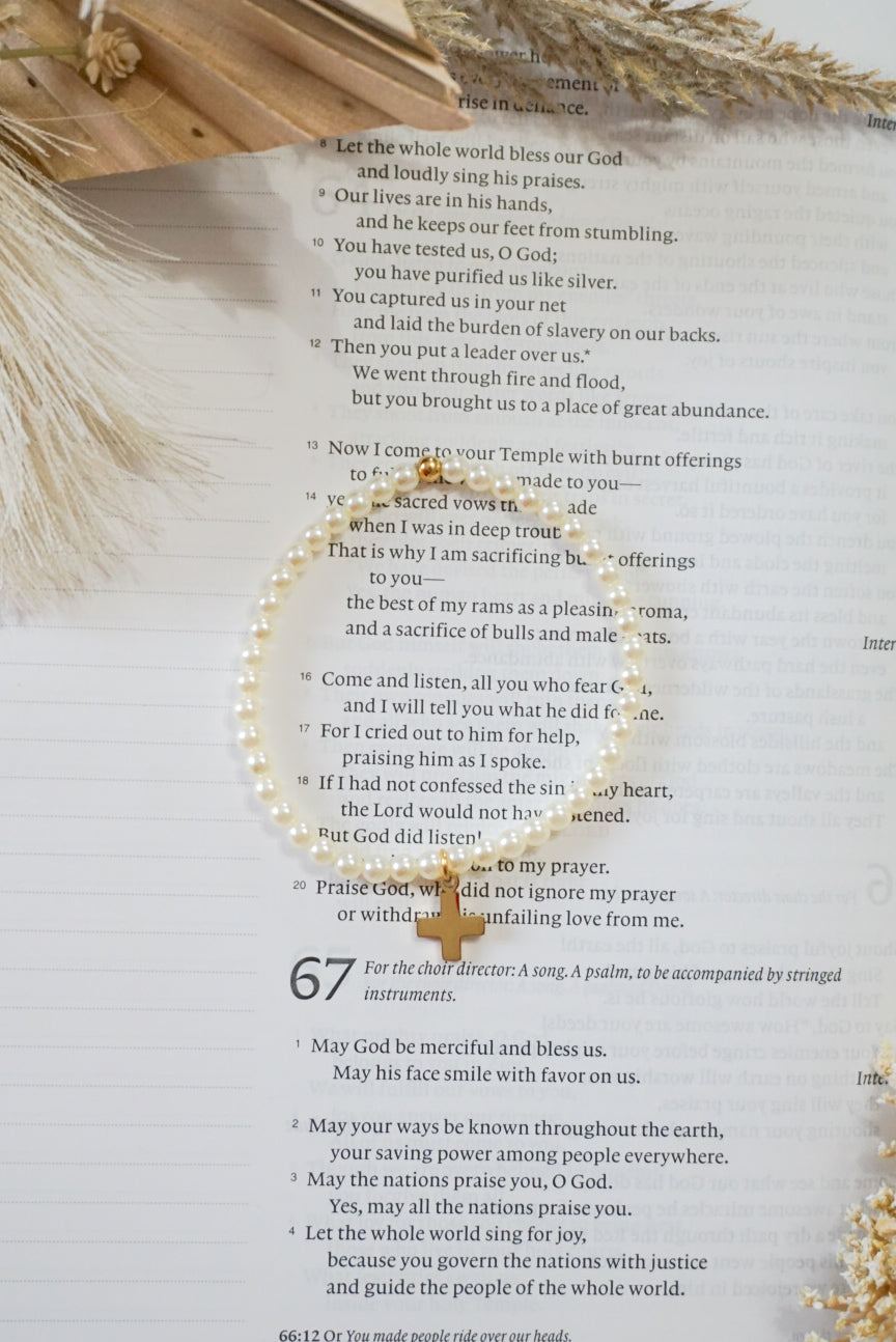 18k Gold Pvd Cross Pearl Stretch Bracelet
