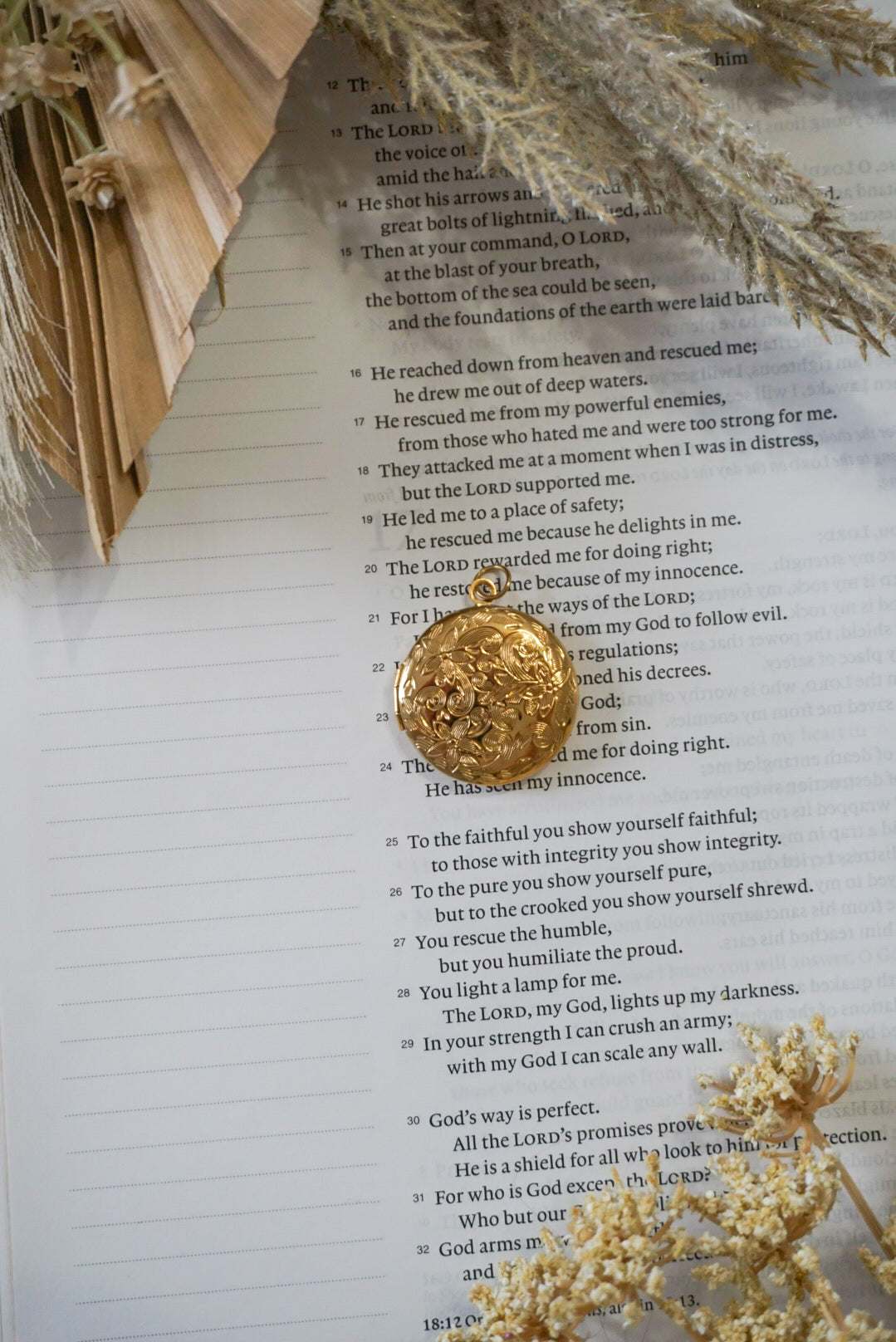 18k Gold Pvd Round Floral Locket