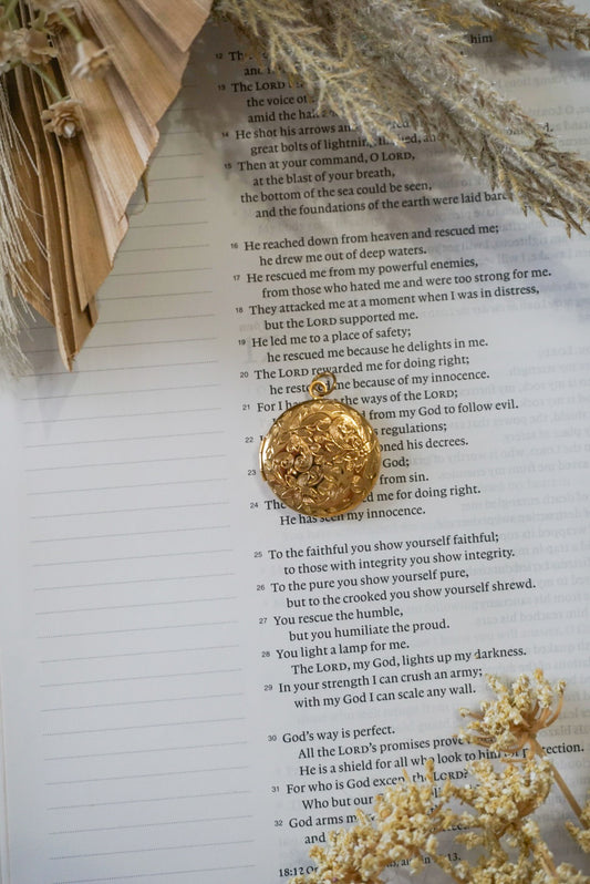 18k Gold Pvd Round Floral Locket